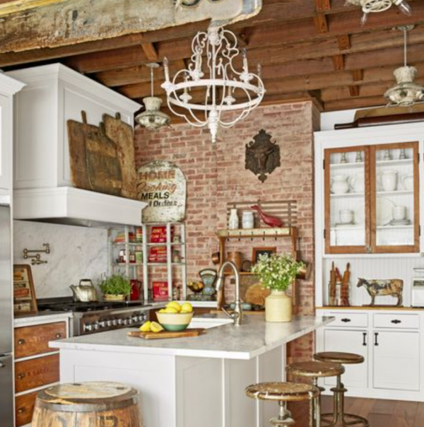 Dapur dengan lampu gantung antik sebagai pencahayaan utama